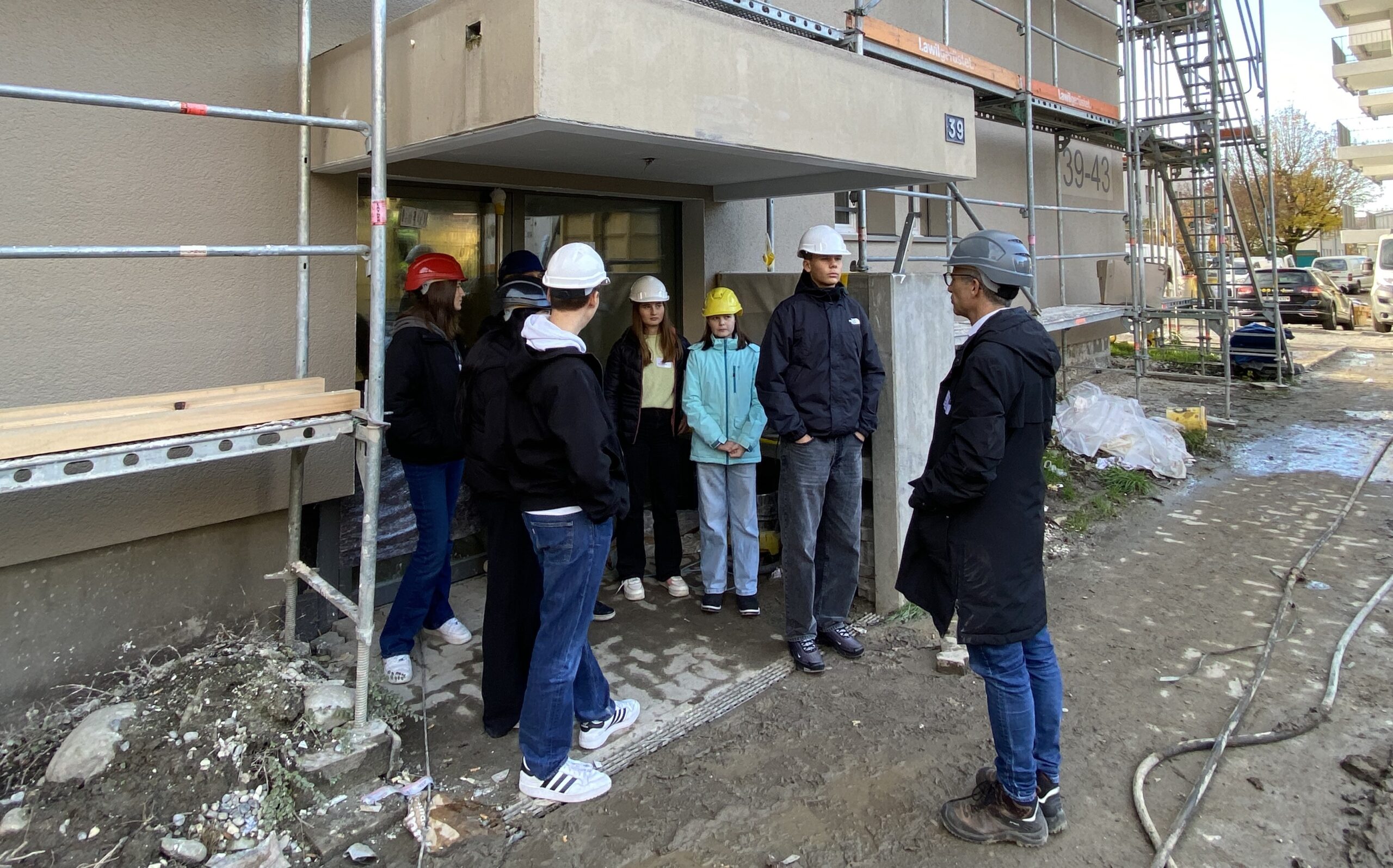 Schülerinnen und Schüler auf der Baustelle.